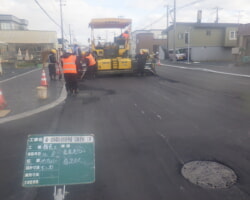 施工状況(14) アスファルト舗装舗設状況車道部