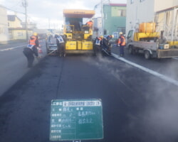 施工状況(15) アスファルト舗装舗設状況車道部