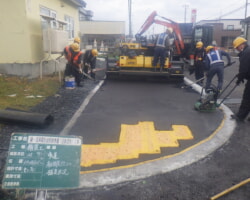 施工状況(16) アスファルト舗装舗設状況車道部