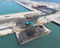 施工状況(2) 土砂揚土作業【抜海漁港-2.0m泊地】