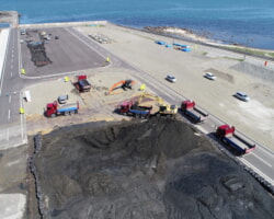 施工状況(3) 揚土土砂運搬作業【抜海漁港-2.0m泊地】