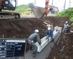 施工状況(2) トラフ設置