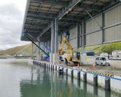 施工状況(1) 防舷材取付・屋根施設膨張ネット取付