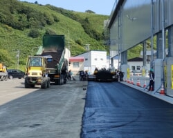 施工状況(4) AS舗装施工