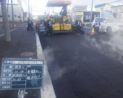 施工状況(10) アスファルト舗装舗設状況(車道部)