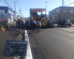 施工状況(11) アスファルト舗装舗設状況(車道部)