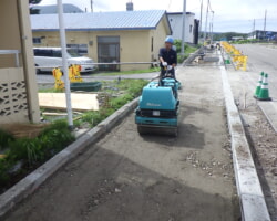 施工状況(3) 歩道部砕石転圧