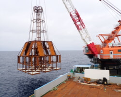 施工状況(4) 鋼製魚礁沈設